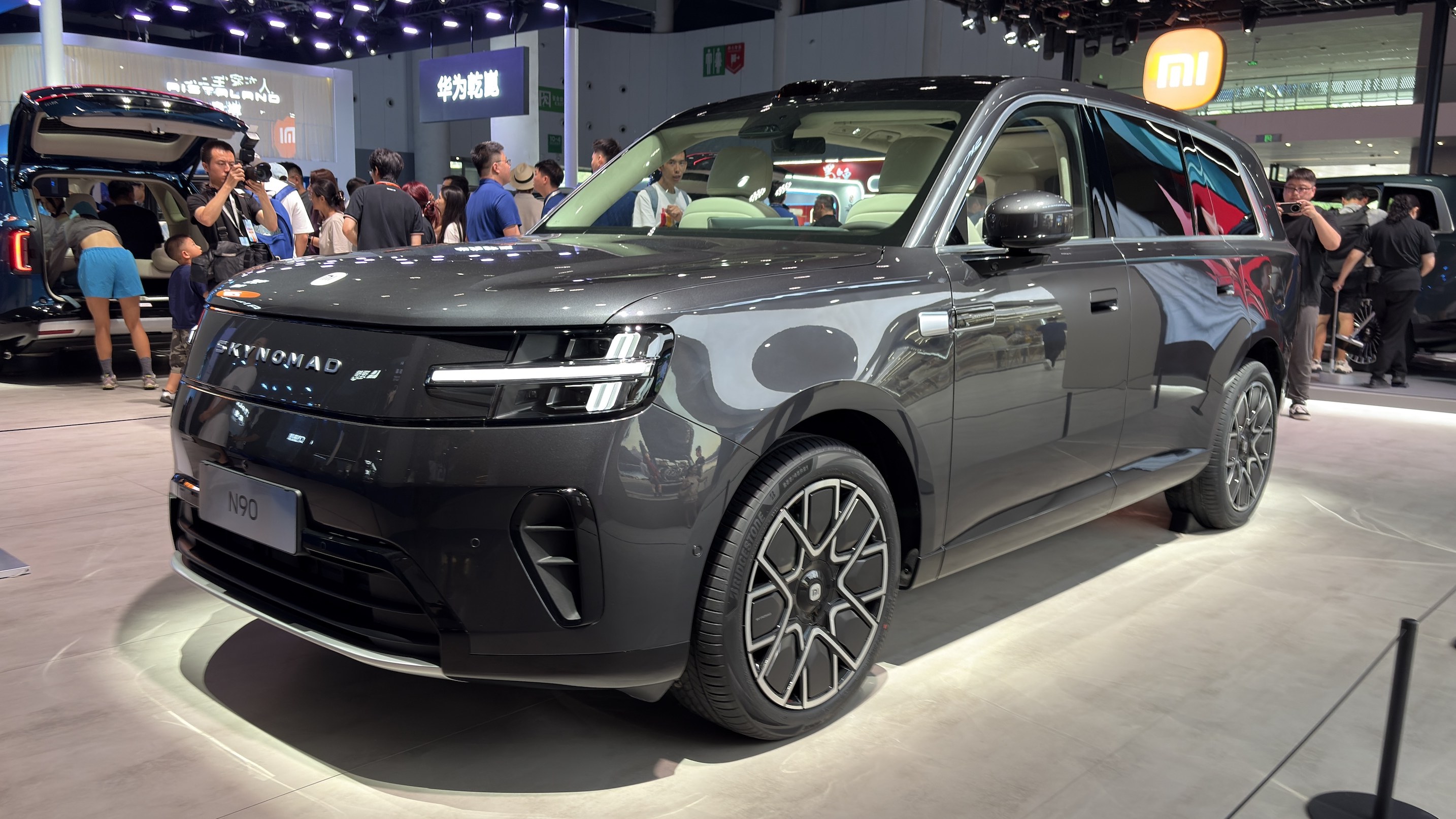 Dark gray Xiaomi SkyNomad N90 Max on the Chengdu Motor Show stand