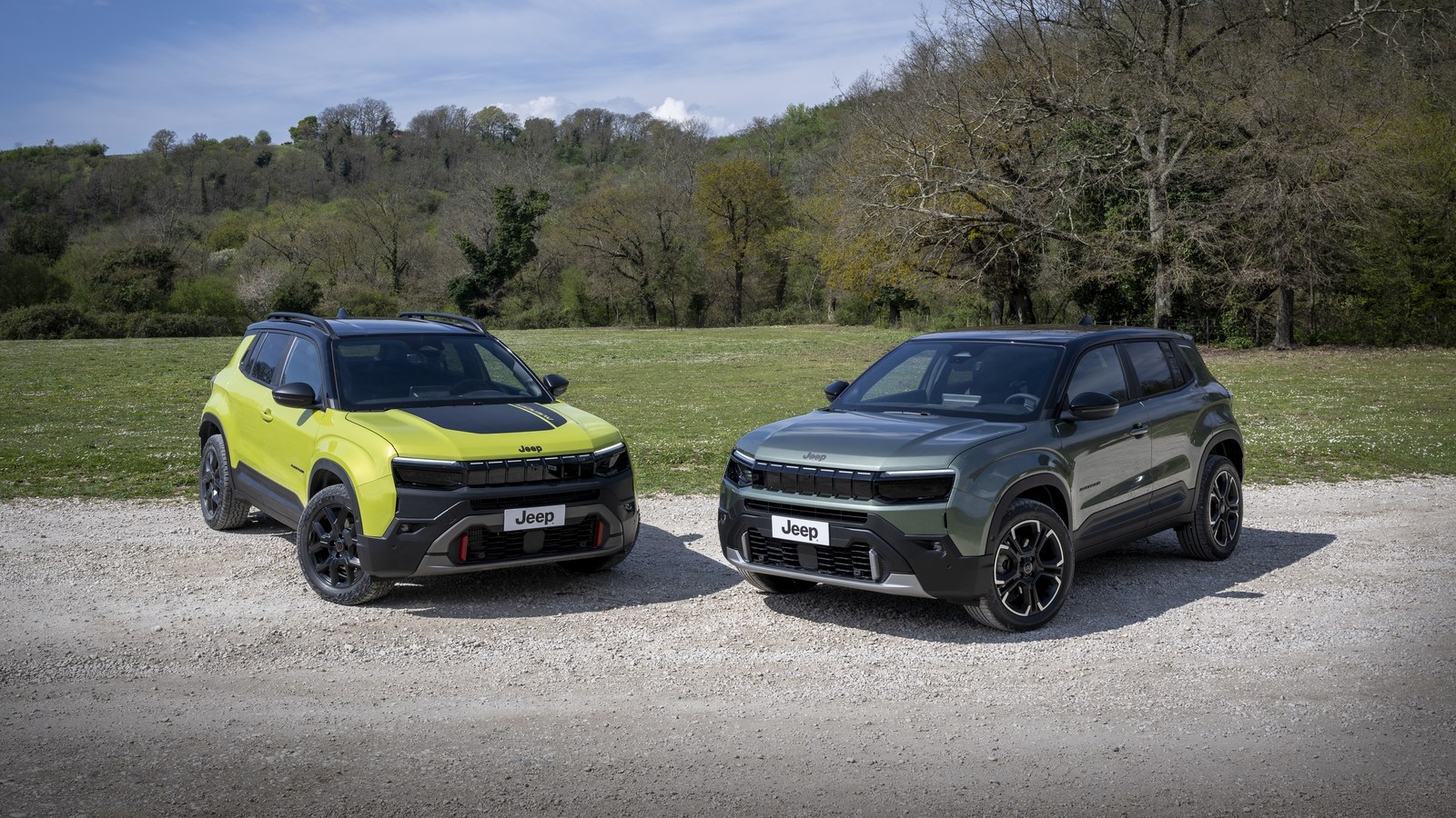 Jeep Avenger 4xe and Avenger in Forest green parked on gravel