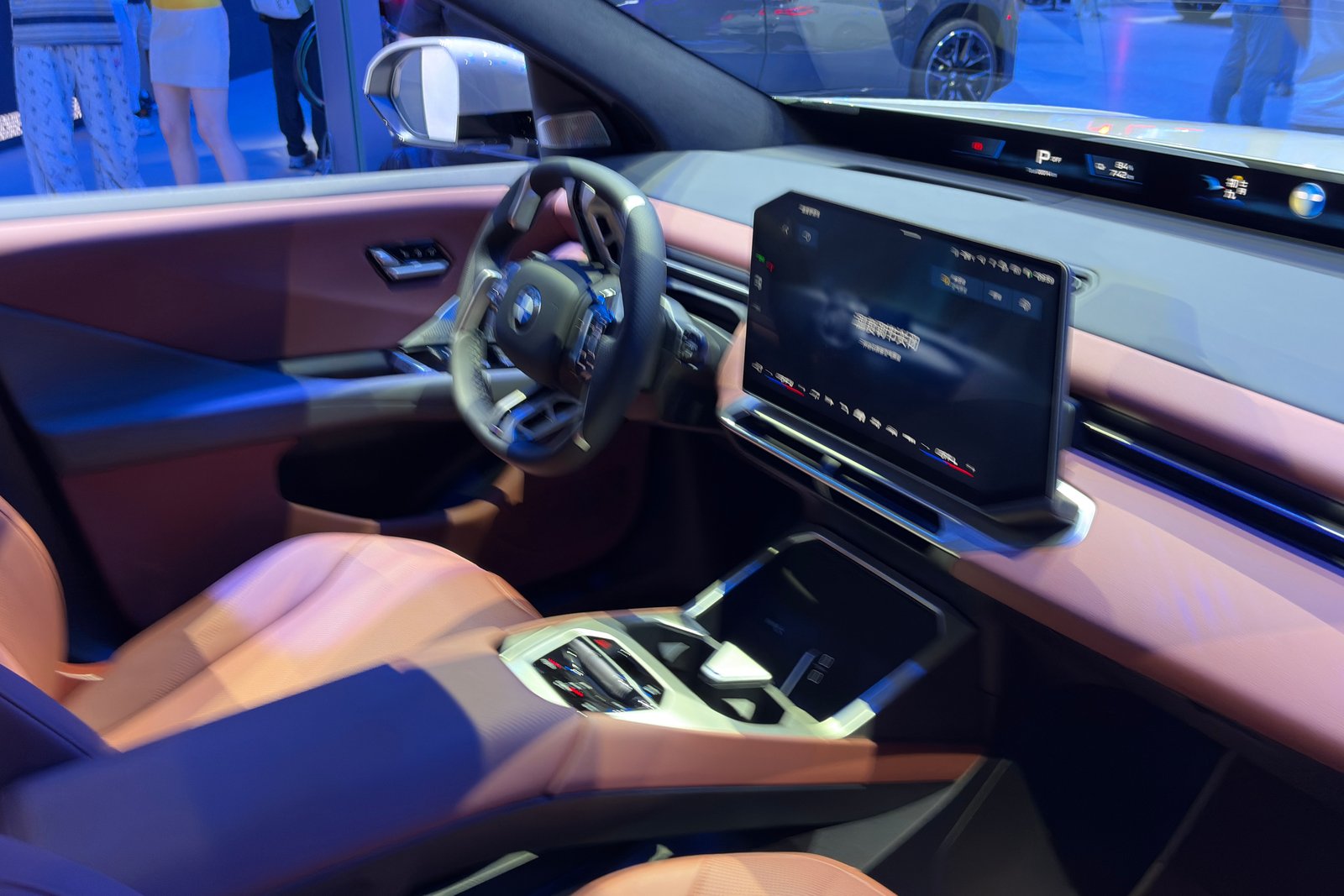 BMW iX3 50L interior with Panoramic iDrive in Chinese