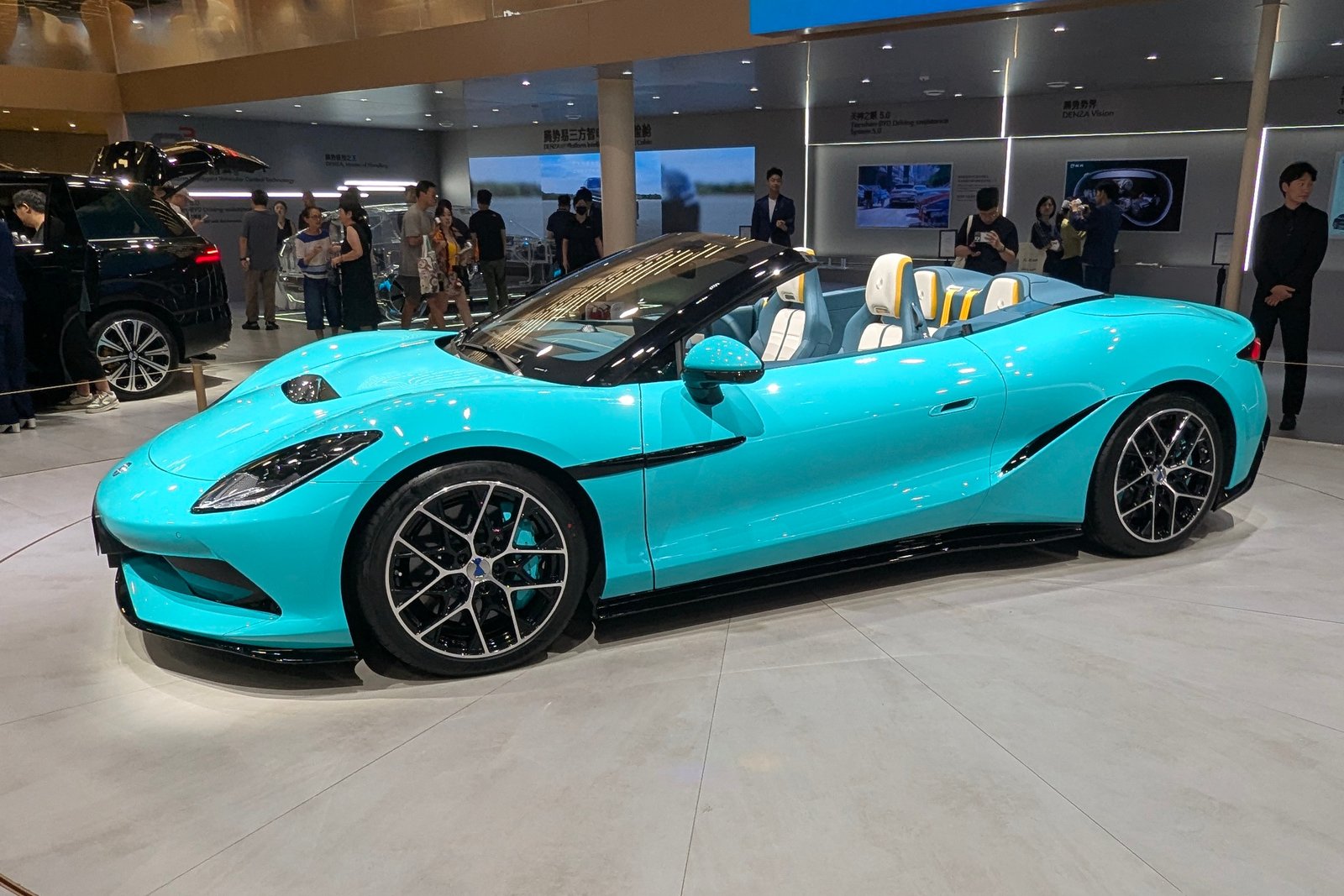 Teal Denza Z Spider on a rotating turntable at the Chengdu show