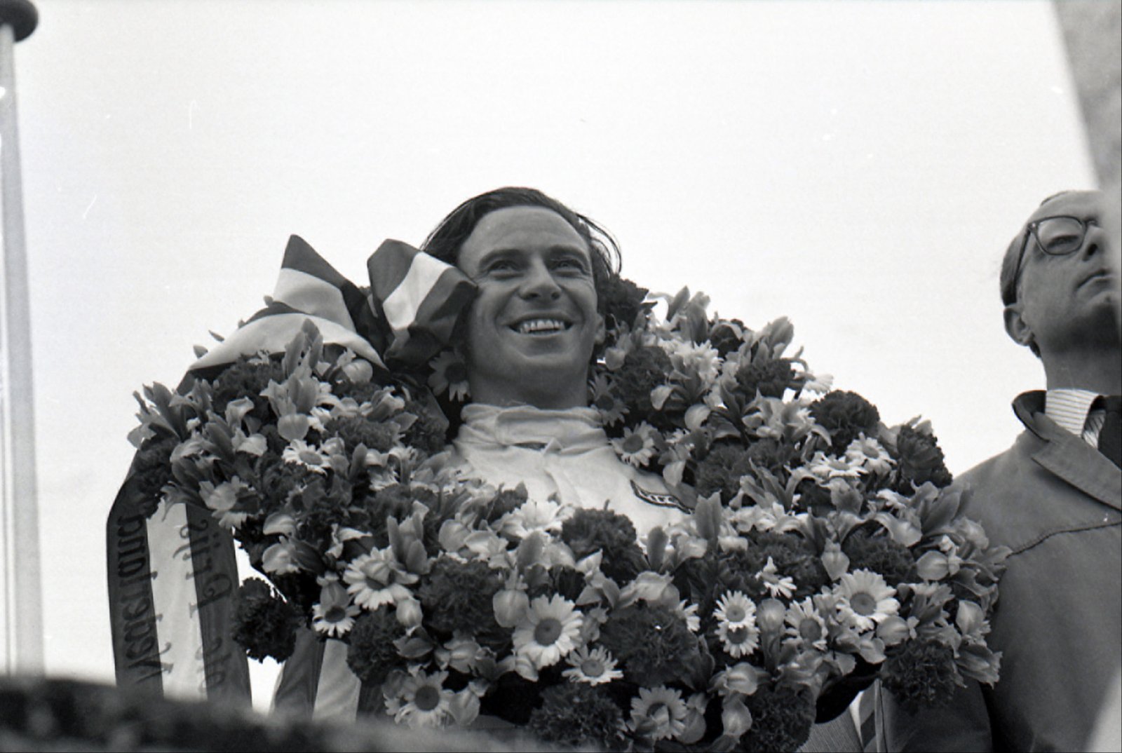 Jim Clark wearing the winner's wreath after the 1967 Dutch Grand Prix