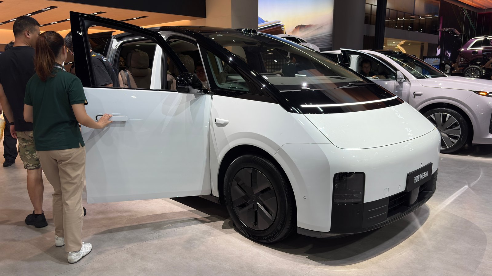Li Auto MEGA side view showing roof and corner lidar modules