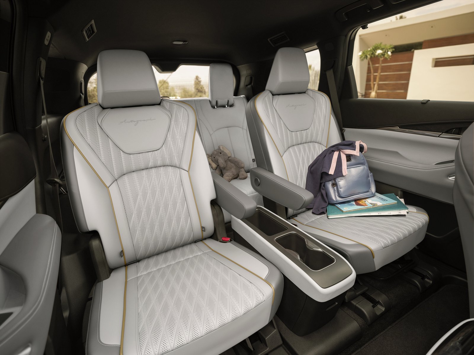 Infiniti QX60 second-row captain's chairs with center cupholder console