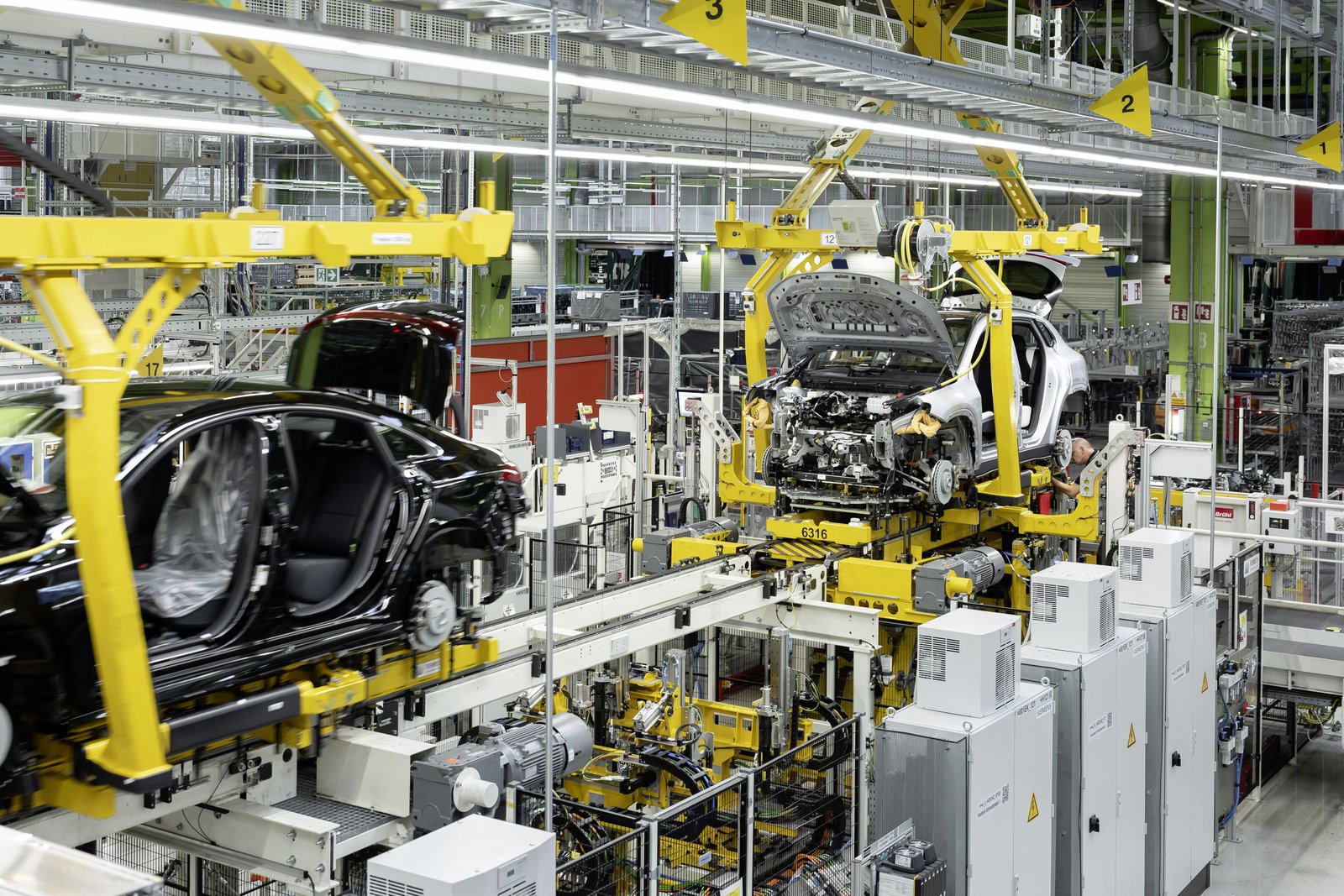 Mercedes CLA and GLA bodies sharing one assembly line in Rastatt