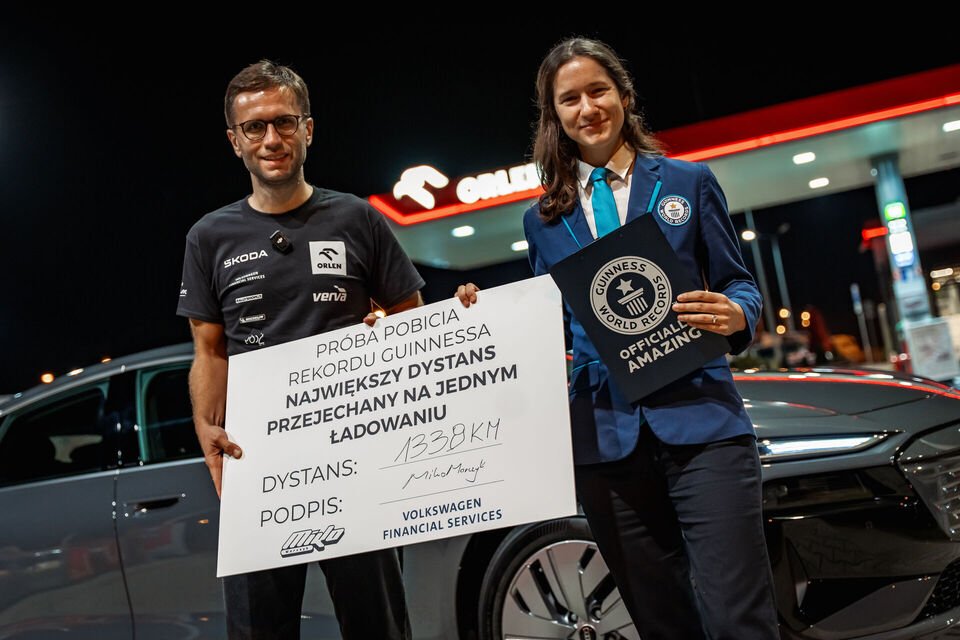 Miko Marczyk and a Guinness adjudicator holding the 1,338 km record sign
