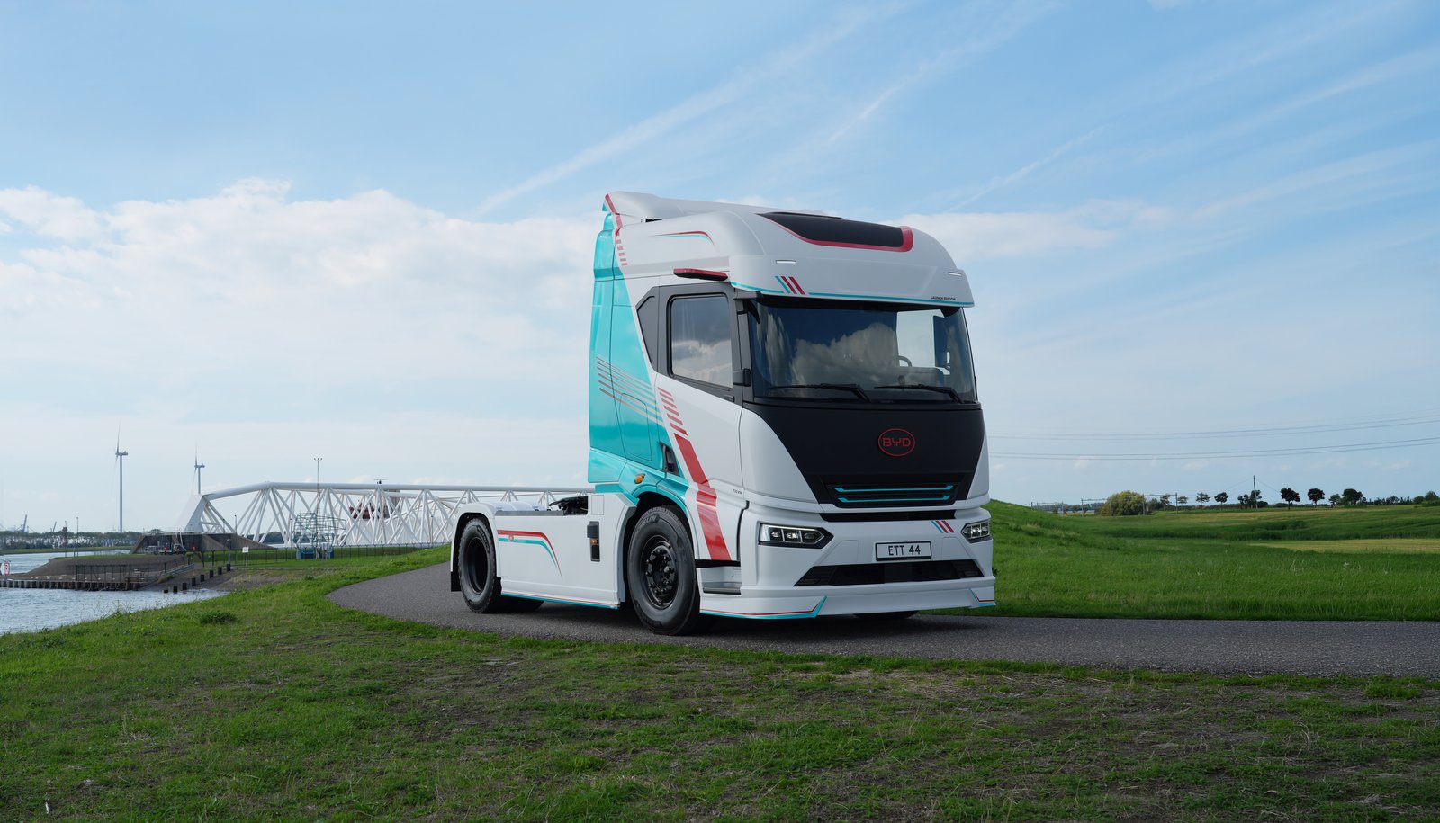 BYD ETT 44 heavy-duty electric tractor side view