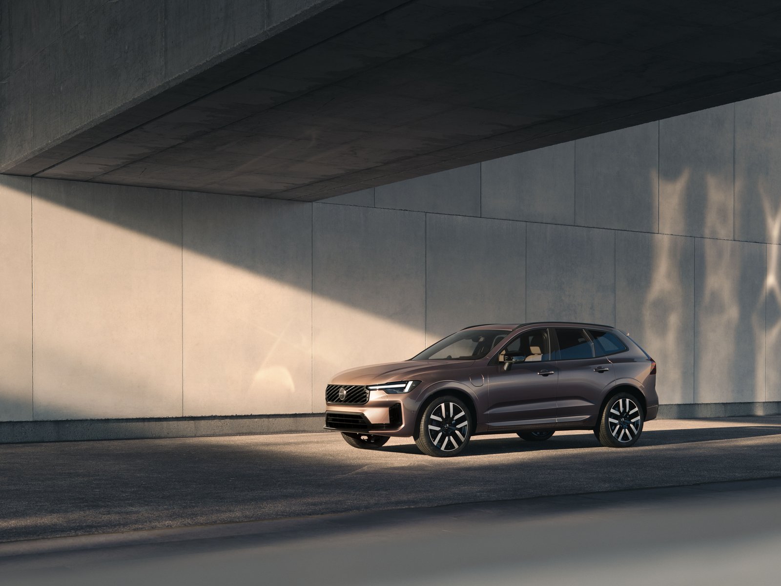 New Volvo XC60 plug-in hybrid front view with updated grille
