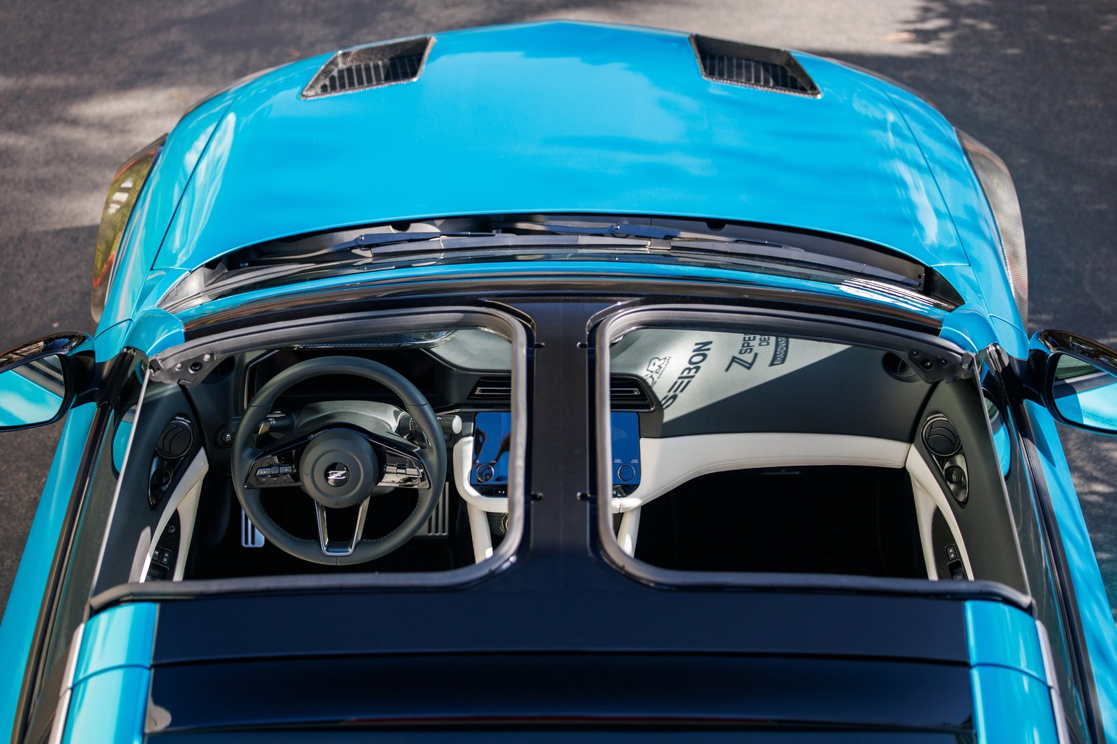 Top-down view of the Z Kaze's T-bar, roof seals, and cockpit
