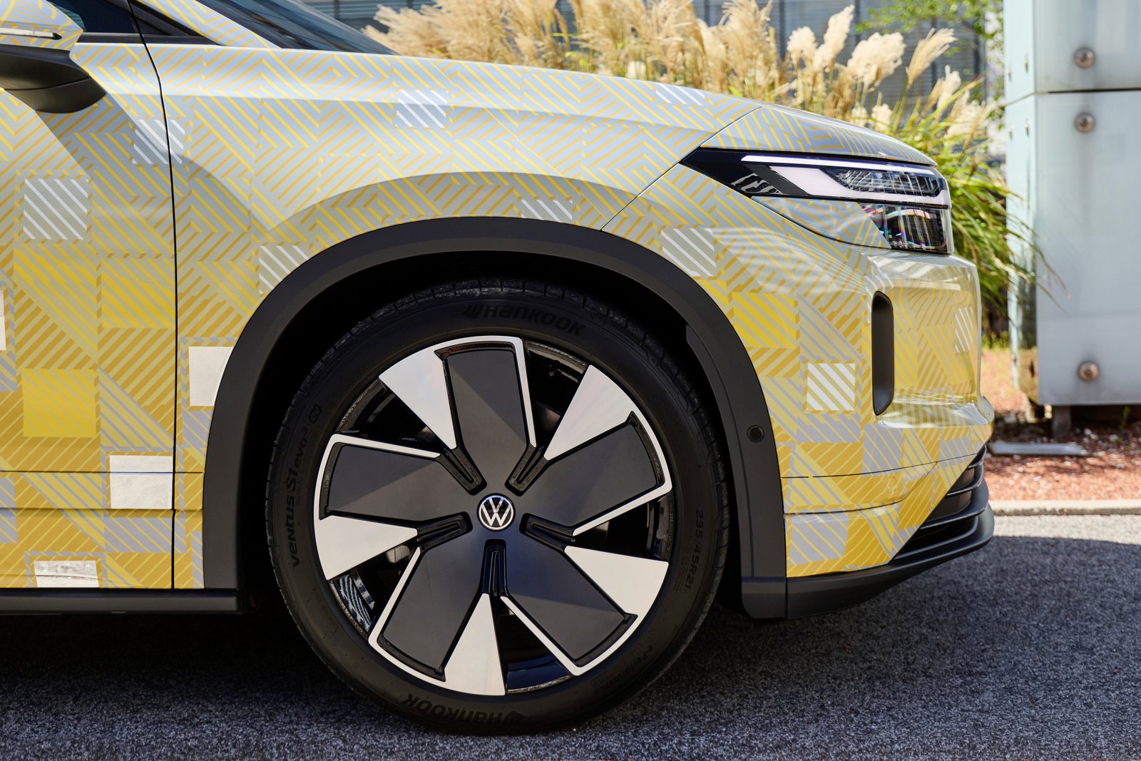 Wheel and front fender of the Volkswagen ID. Tiguan prototype