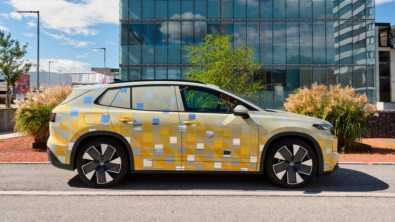 Side profile of the camouflaged Volkswagen ID. Tiguan