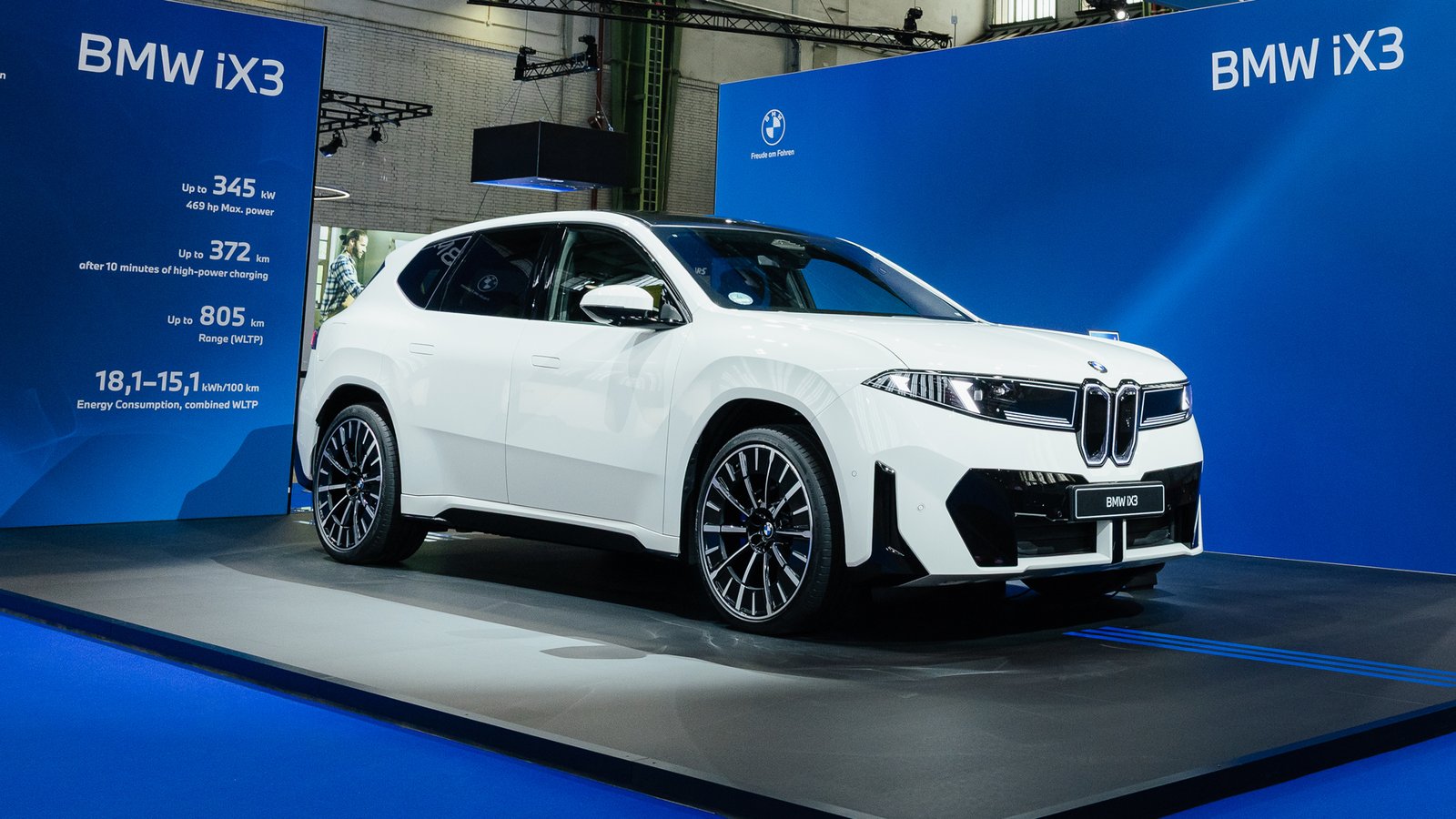 BMW iX3, lead car for the elite women at the 2026 BMW Berlin Marathon