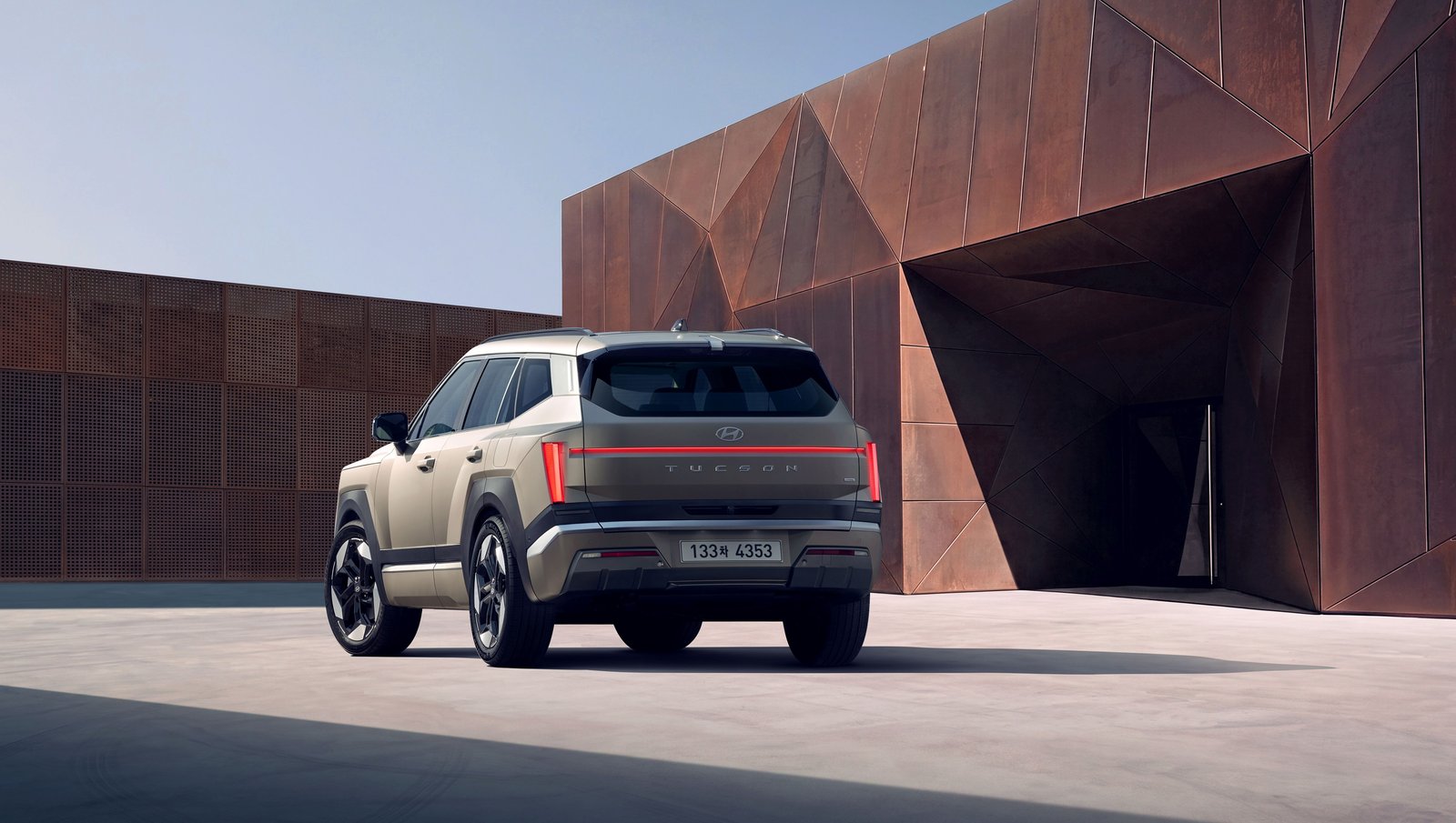 All-new Hyundai Tucson rear view showing prism-effect taillights