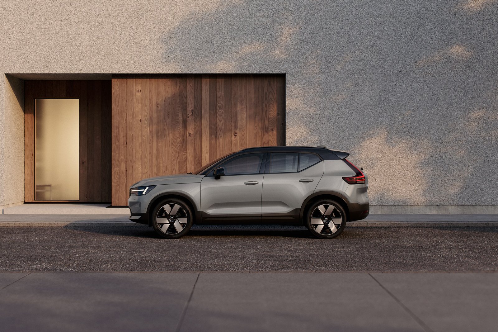Refreshed Volvo XC40 side profile in silver