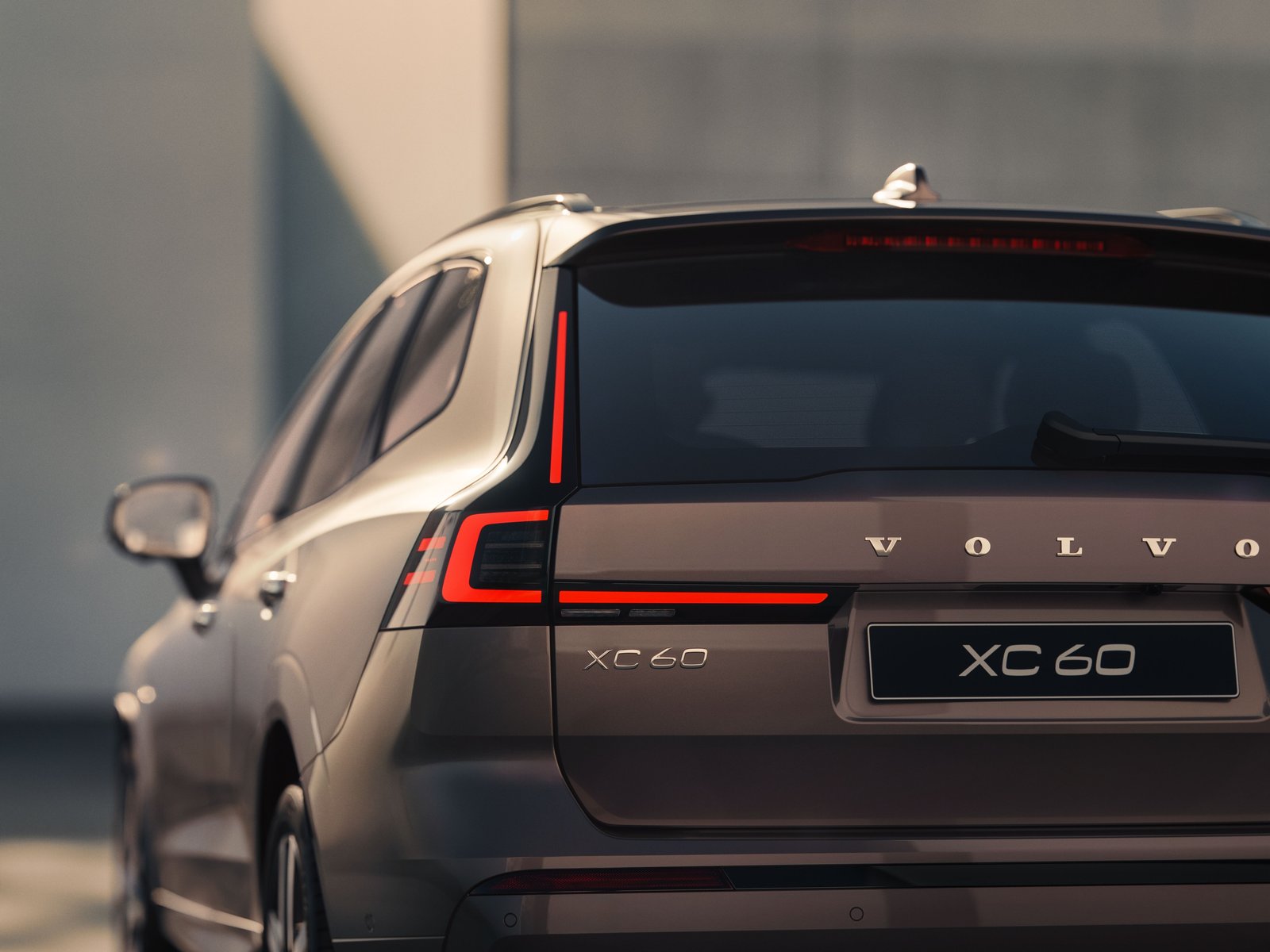 New Volvo XC60 rear LED tail lights and tailgate design