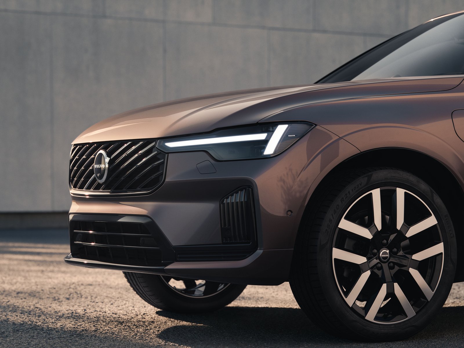 Redesigned Thor's Hammer LED headlight on the new Volvo XC60