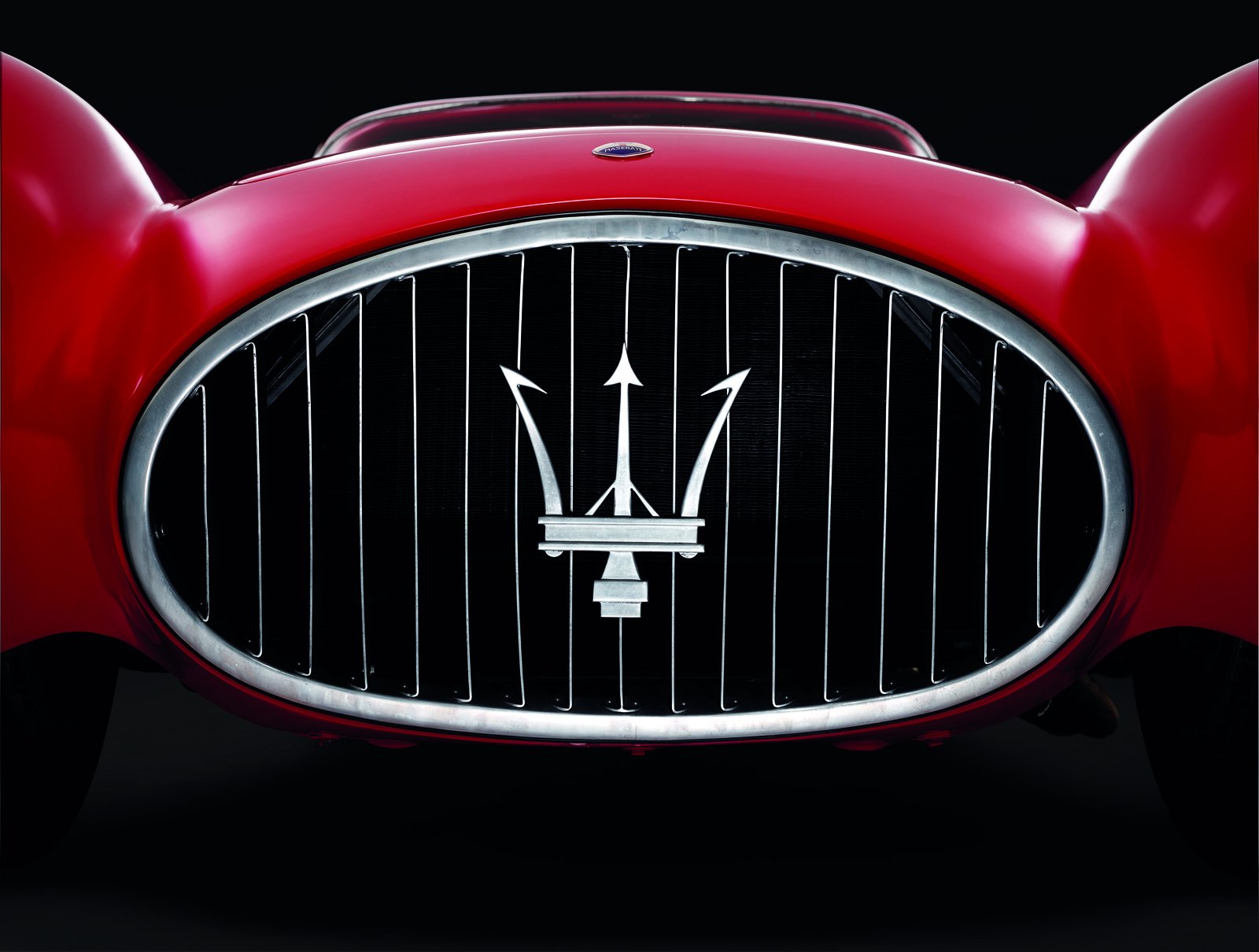 Maserati Trident emblem in the oval grille of the A6GCS berlinetta