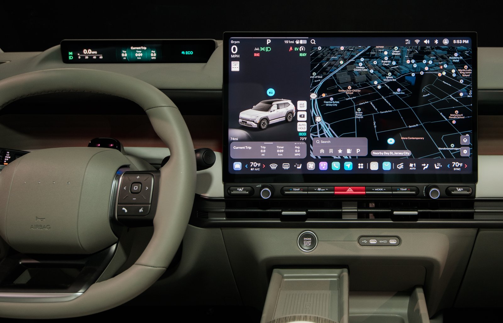 Pleos Connect screen showing 3D vehicle model and navigation map in Tucson