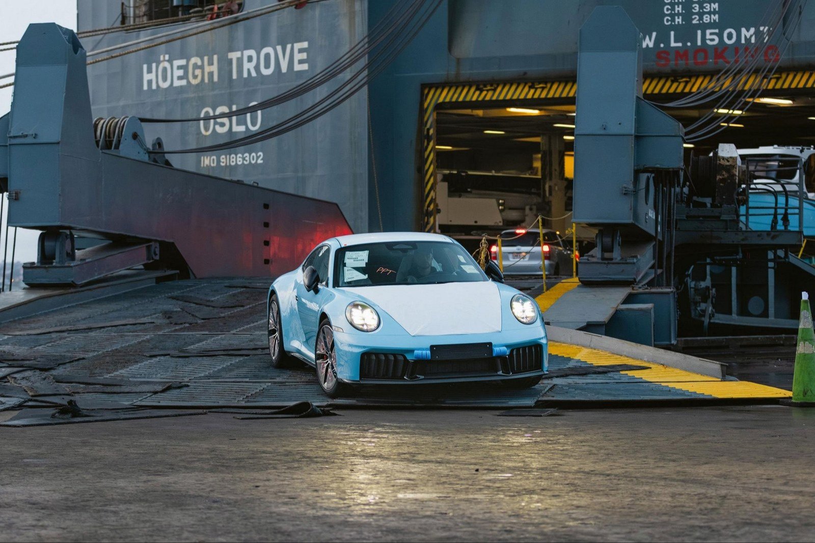 Porsche 911 Carrera GTS driving off the vehicle carrier Höegh Trove