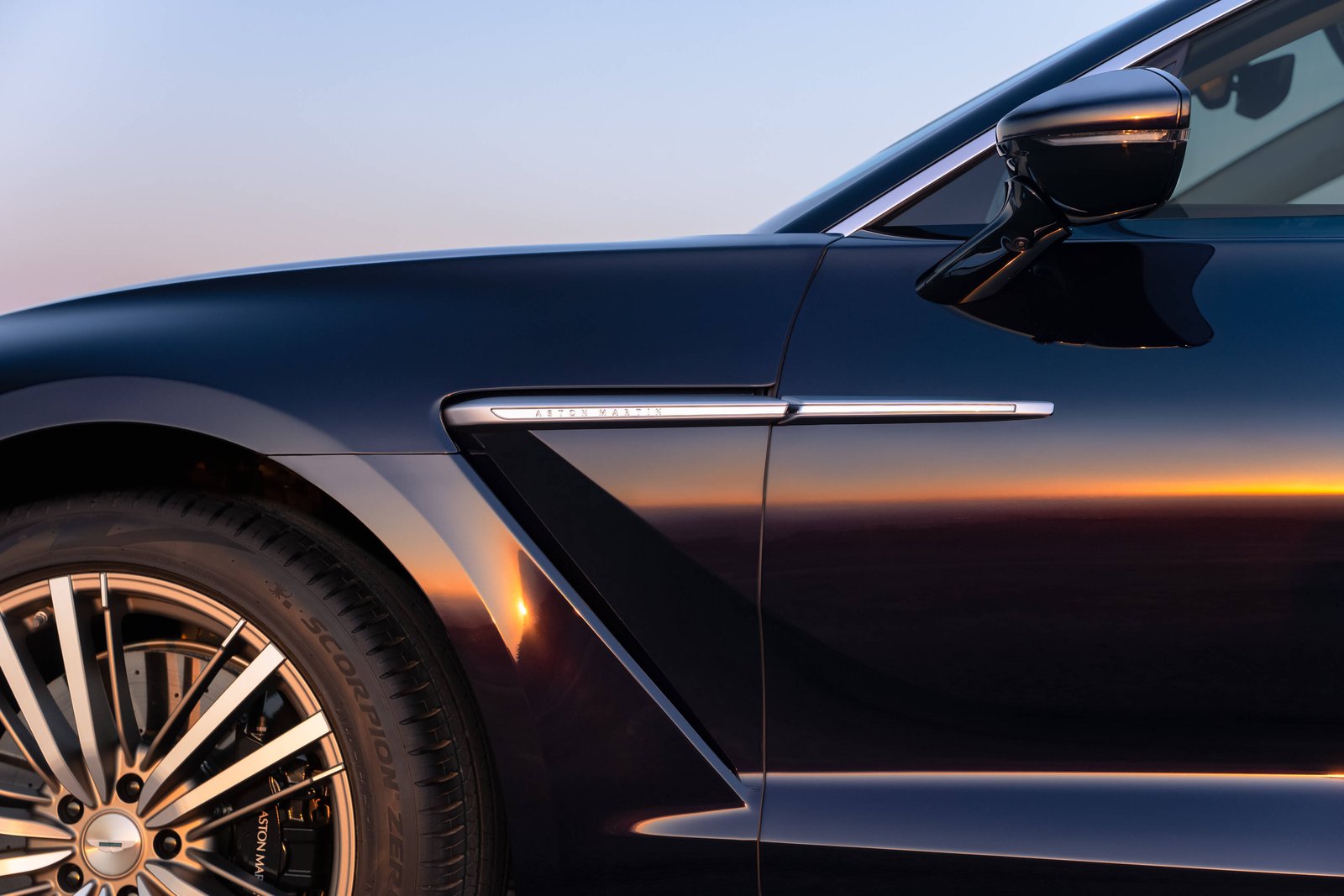 Aston Martin DBX GT two-piece polished and satin side strake