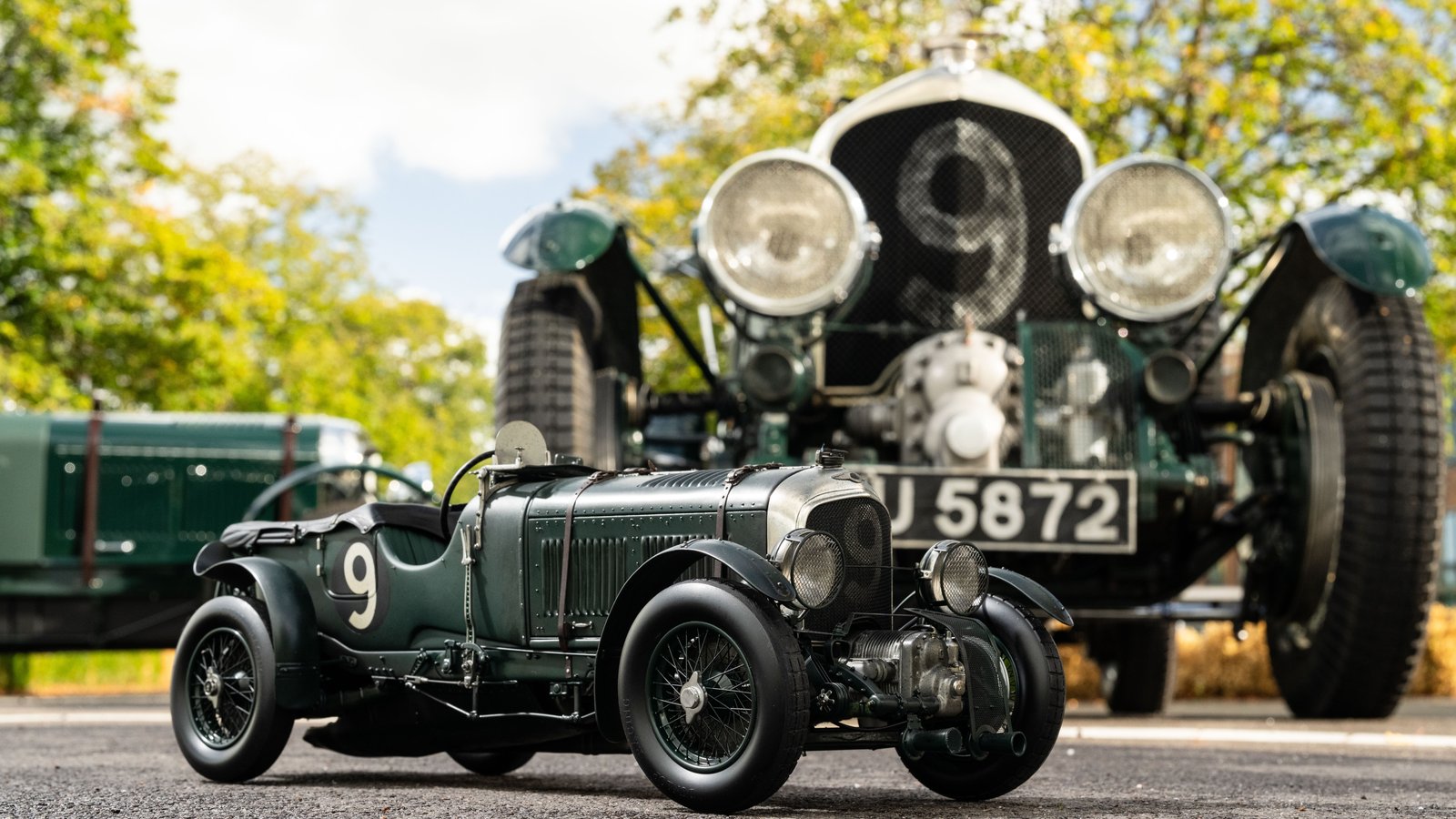 Amalgam 1:8 Blower model in front of Bentley Team Car No. 2