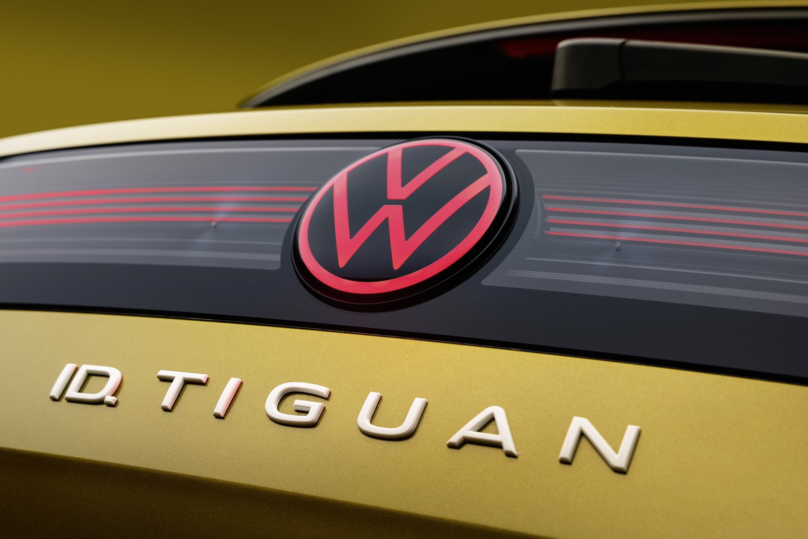 Illuminated red VW badge and ID. Tiguan lettering on tailgate