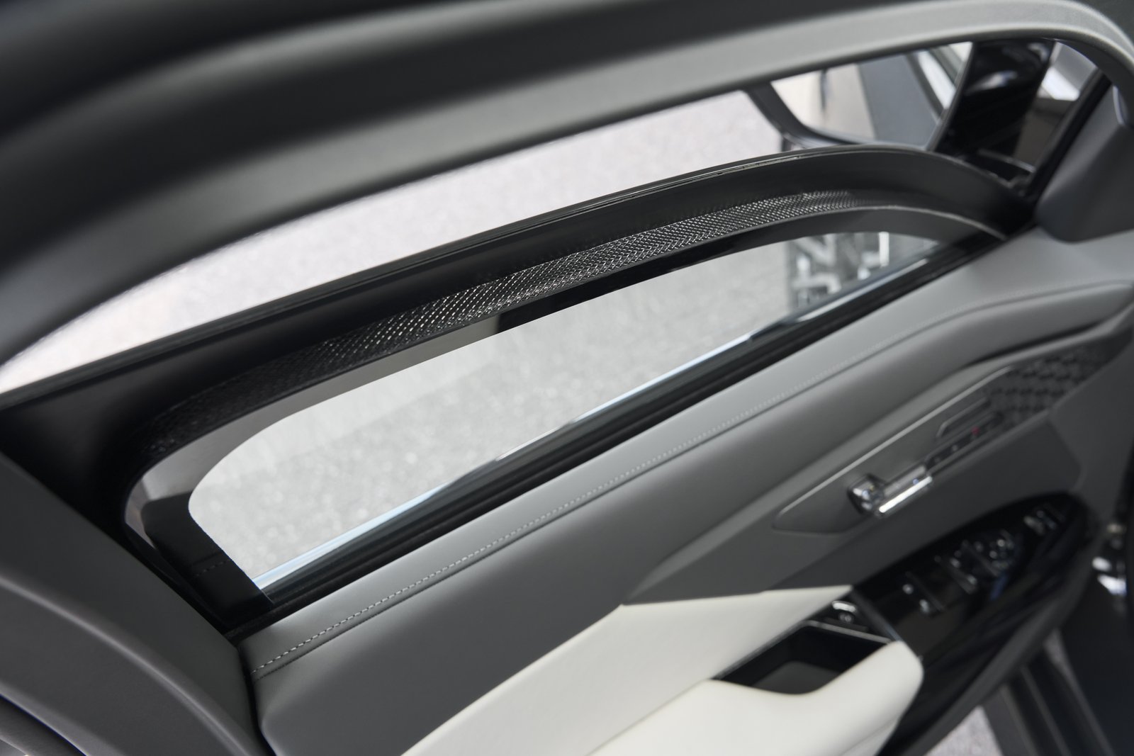 Thick armored side window partly lowered in the BMW Concept 7 Protection door