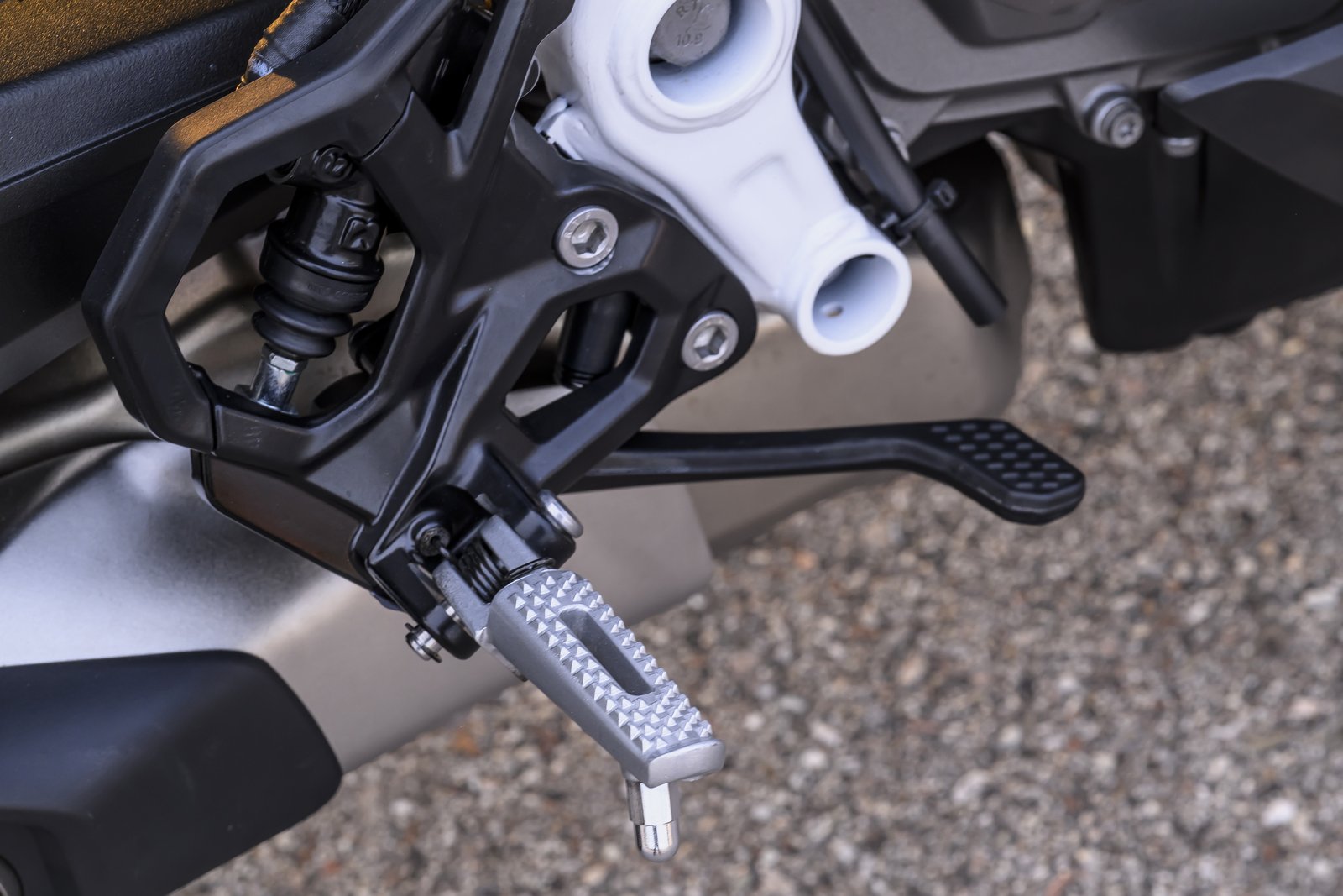 Forged aluminum footpeg and shift lever on the BMW F 450 RR