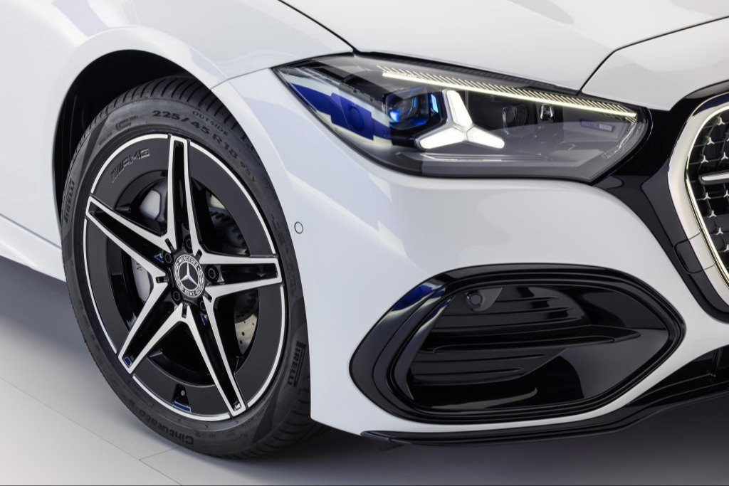 Star-design headlight and AMG wheel on a white C-Class