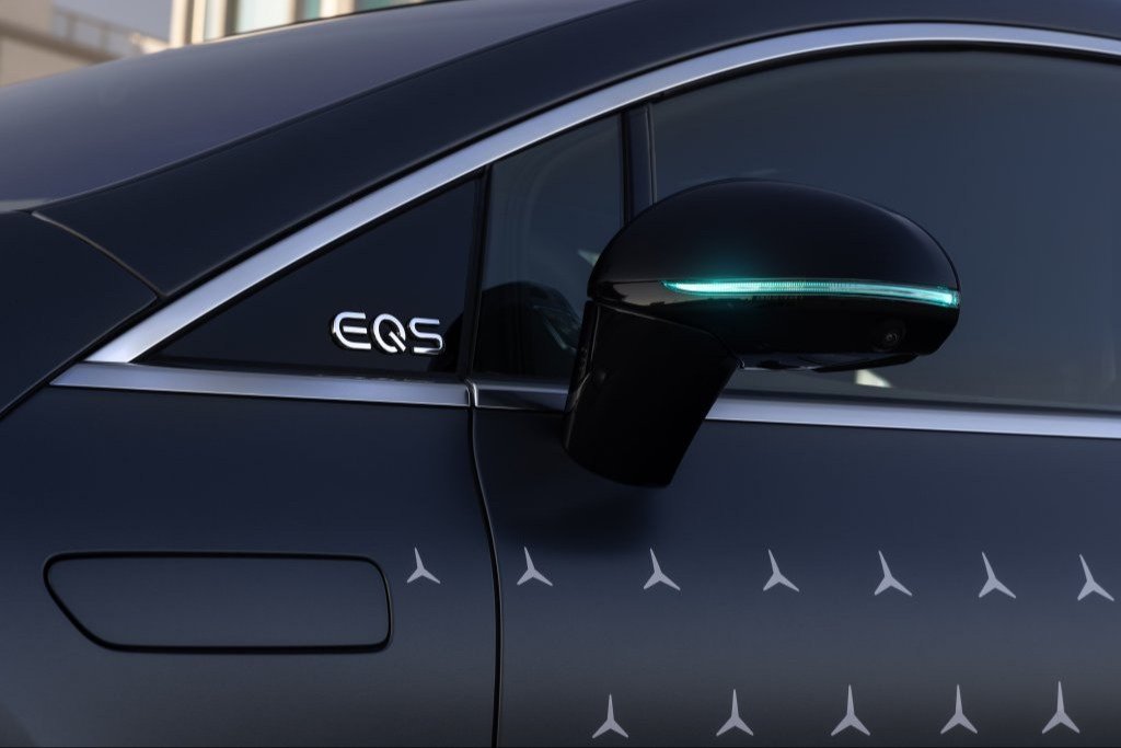 Turquoise marker light strip on the mirror of a Mercedes-Benz EQS