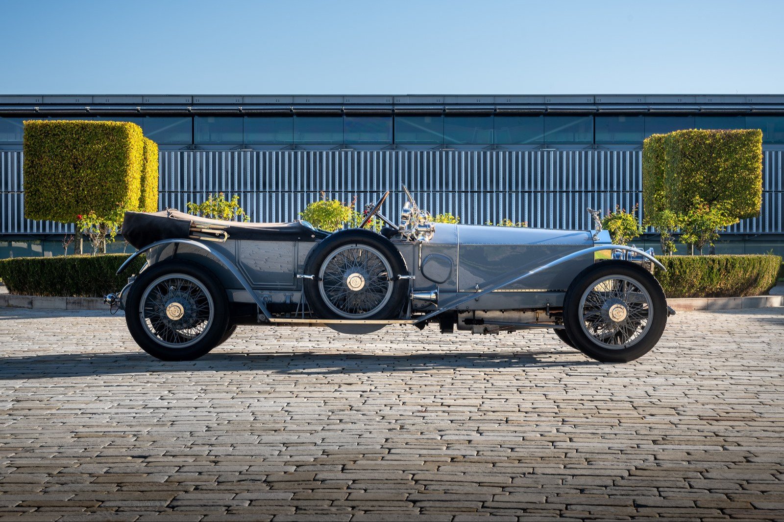 Side profile of Silver Ghost chassis 1701 with its hood folded