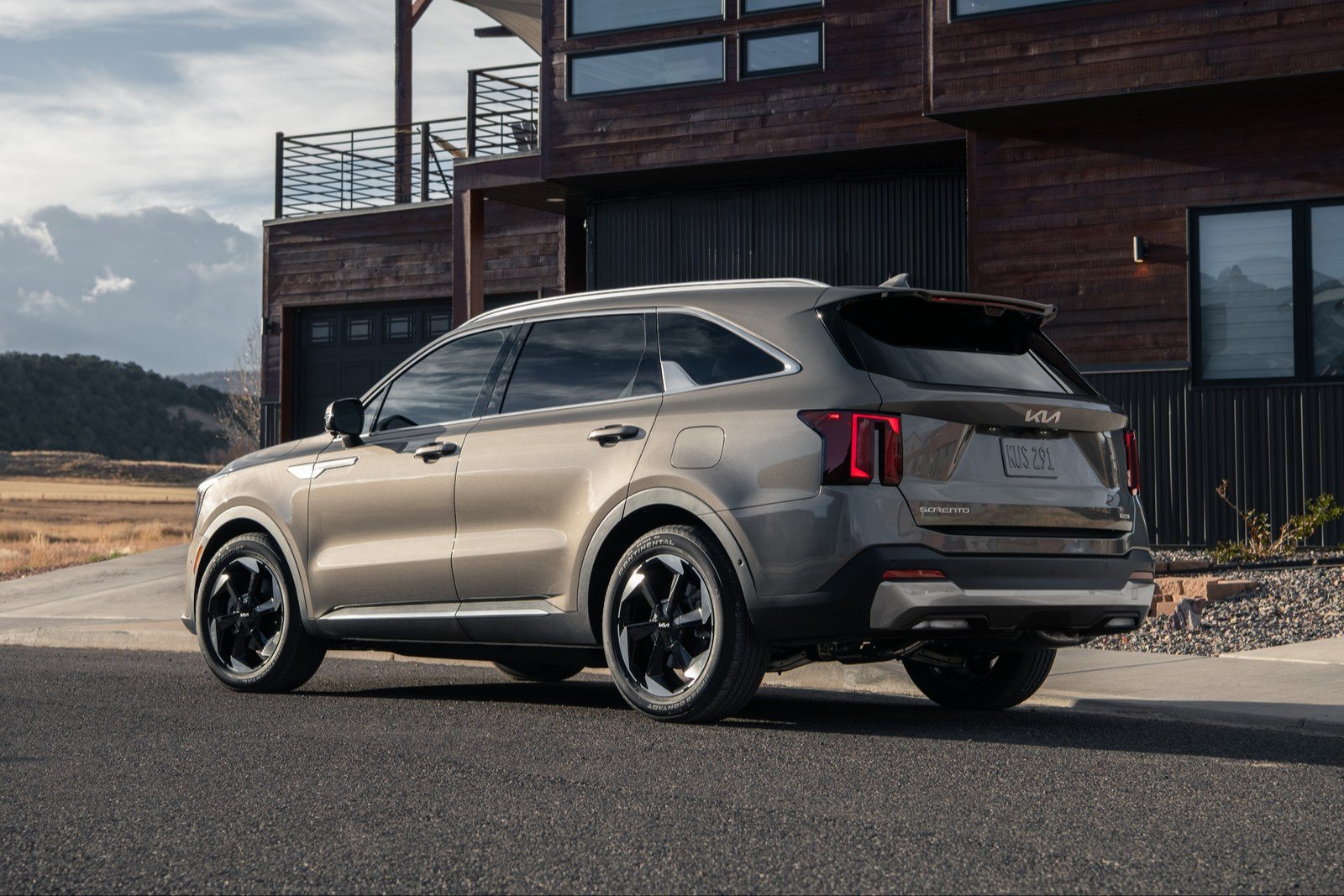 Rear three-quarter view of the 2027 Kia Sorento Plug-in Hybrid