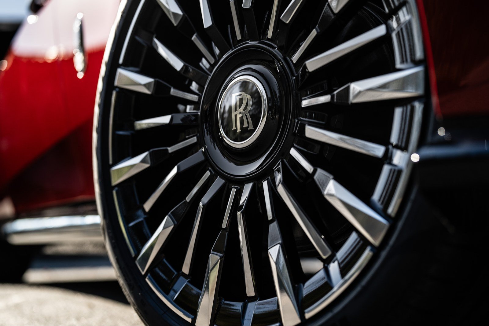 Close-up of the faceted 23-inch forged wheel on Spectre Series II