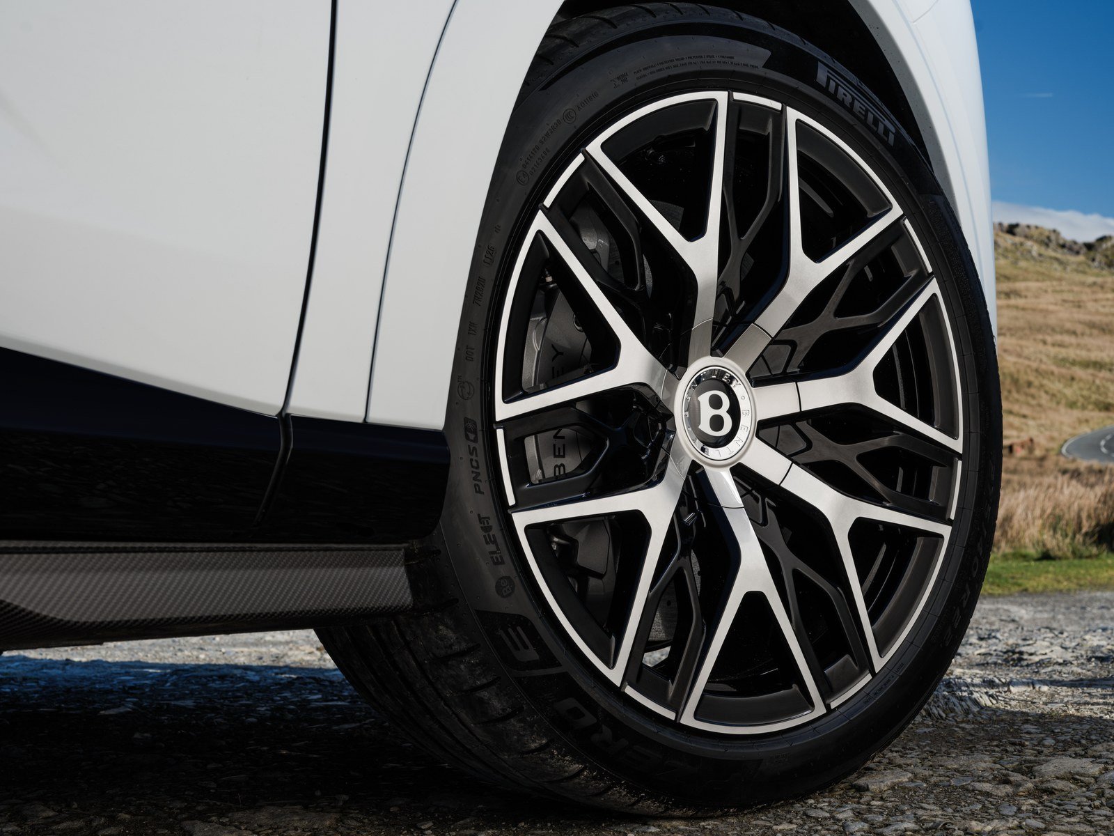 Gloss black 22-inch Torcal First Edition wheel with silver spokes