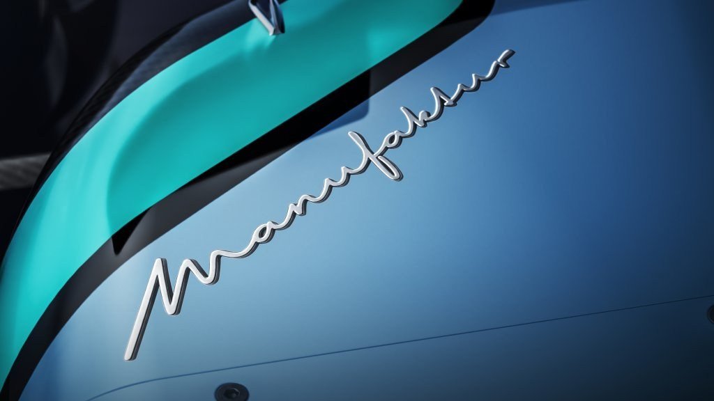 MANUFAKTUR signature script on the W17's blue bodywork